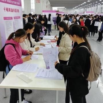 2024上海高考作文：以赞许之光照亮价值追求之路